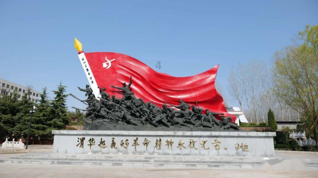 男人穿长裙居然也能如此惊艳？超模米卡独具一格的表现力，也太抓眼球了！